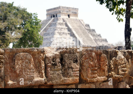 Schädel auf die Plattform und die Pyramide kukulkan, Chichen Itza, Yucatan, Mexiko Stockfoto