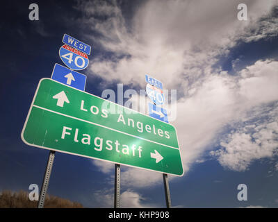 Verkehrszeichen in einem abgelegenen Ort in den USA, wo die berühmten 66 Route verwendet werden Stockfoto
