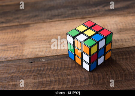 Das farbenfrohe Rubik's Cube auf einem Holztisch Hintergrund. braint Teaser toy Stockfoto