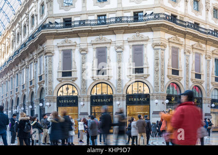 Mailand, Italien - 17. Februar 2017: Galleria Vittorio Emanuele II piazza Duomo und Touristen in Mailand. Konzept für Tourismus und Shopping in Italien Stockfoto