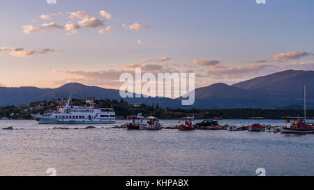 Skiatos Island Bootsfahrt auf dem Ägäischen Meer im Sonnenuntergang, Griechenland Stockfoto