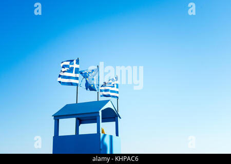 Griechische Flagge und EU-Flagge, blauer Himmel und Sicht Hütte in blauer Farbe in Palaria Katerini, Griechenland Stockfoto