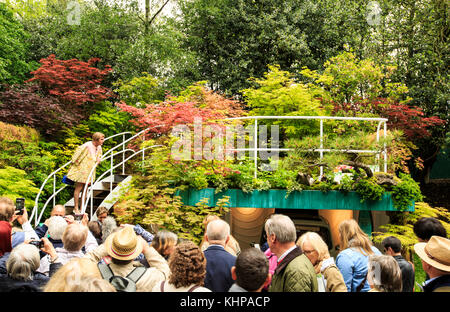 Künstler Grayson Perry bei der Besichtigung eines Gartens auf der RHS Chelsea Flower Show 2016, London Stockfoto