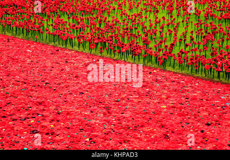 Gehäkelte Mohnblumen auf der RHS Chelsea Flower Show 2016 als Tribut an die Streitkräfte Stockfoto