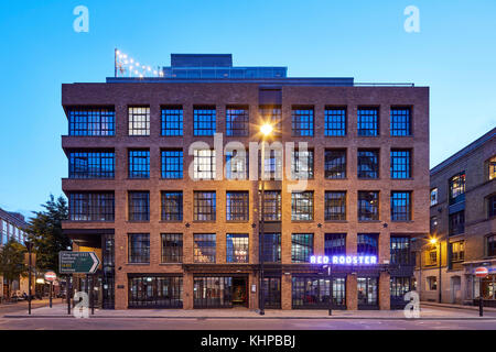 Die Außenfassade mit Red Rooster restaurant Beschilderung. Der Vorhang Hotel, London, Großbritannien. Architekt: Dexter Moren Associates, 2017. Stockfoto