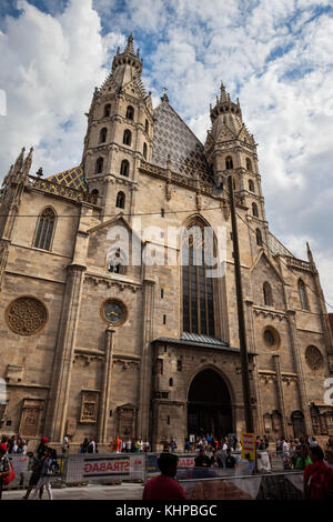 St. Stephen's Cathedral (Stephansdom) in Wien, Österreich, Wahrzeichen der Stadt, romanische und gotische Architektur. Stockfoto