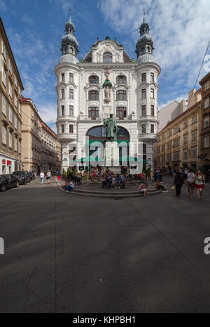 Johannes Gutenberg denkmal Wien am lugeck Square in der Innenstadt von Wien, Österreich Wüstenrot Versicherung taxizentralen Gebäude im Hintergrund. Stockfoto