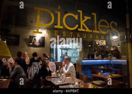 Bars und Restaurants Nachtatmosphäre in der Altstadt von Nantes, Loire Atlantique, Frankreich. Pickles Restaurant. Stockfoto
