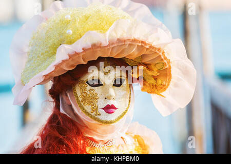 Venedig, Italien - 26. Februar 2017: Unbekannter verschleierte Frauen beim Karneval von Venedig der Karneval von Venedig ist ein jährliches Festival, weltberühmten Stockfoto