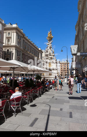 Graben Street in der Innenstadt von Wien, Österreich, Outdoor Cafe Restaurant und Heilige Dreifaltigkeit Pestsäule Stockfoto