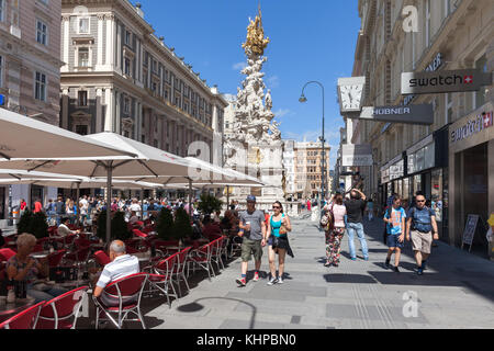 Menschen auf Graben Straße in Wien, Österreich, Outdoor Cafe Restaurant und Heilige Dreifaltigkeit Pestsäule, Leben in der Stadt Stockfoto