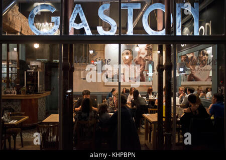 Bars und Restaurants Nachtatmosphäre in der Altstadt von Nantes, Loire Atlantique, Frankreich. Gaston Restaurant. Stockfoto