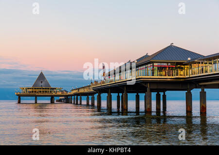 Heringsdorf, Deutschland - 23. Oktober 2017: heringsdorf Pier bei Sonnenuntergang auf der Ostsee Insel Usedom. Es ist mit 508 m die längste deutsche Pier. Es Haus Stockfoto