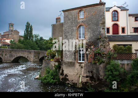 Clisson Dorf mit der Brücke im Fluss Sevre Nantaise, Nantes, Loire Atlantique, Frankreich. Stockfoto