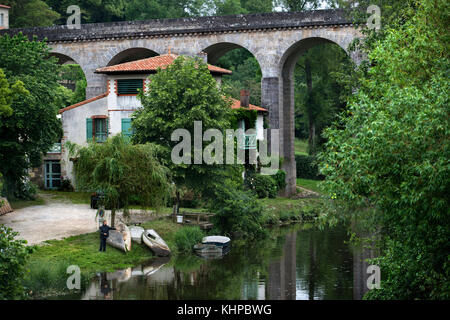 Clisson Dorf mit der Brücke im Fluss Sevre Nantaise, Nantes, Loire Atlantique, Frankreich. Stockfoto