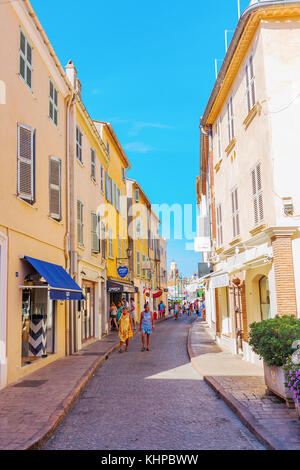 Saint Tropez, Frankreich - August 03, 2016: Straße in Saint Tropez mit nicht identifizierten Personen. St Tropez ist ein Badeort an der Cote d'Azur und beliebten f Stockfoto