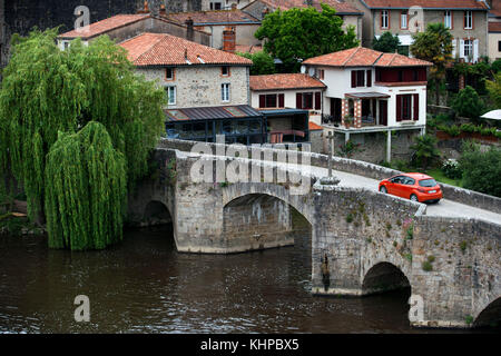 Clisson Dorf mit der Brücke im Fluss Sevre Nantaise, Nantes, Loire Atlantique, Frankreich. Stockfoto