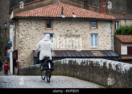 Clisson Dorf mit der Brücke im Fluss Sevre Nantaise, Nantes, Loire Atlantique, Frankreich. Stockfoto