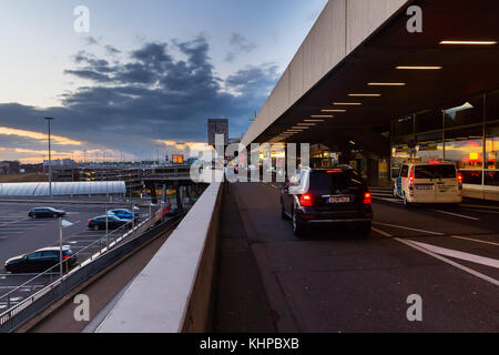 Köln, Deutschland - 24. Februar 2017: Sonnenuntergangsblick auf den Flughafen Köln Bonn, dem internationalen Flughafen von Deutschlands viertgrößter Stadt Köln Stockfoto
