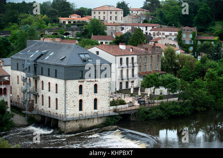 Clisson Dorf mit der Brücke im Fluss Sevre Nantaise, Nantes, Loire Atlantique, Frankreich. Stockfoto