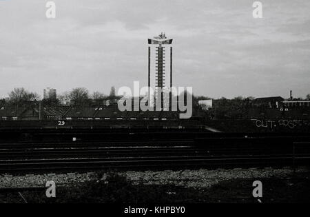 AJAXNETPHOTO. CLAPHAM, LONDON. - AUF DER ANDEREN SEITE DER GLEISE - PARK SOUTH TOWER BLOCK IN AUSTIN RD BATTERSEA MIT BLICK NACH NORDEN VOM BAHNHOF NAHE CLAPHAM KREUZUNG. FOTO: JONATHAN EASTLAND/AJAX REF:CD9632BW 6 2 Stockfoto