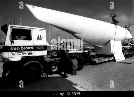 AJAXNETPHOTO. 1986. SWANWICK, SOUTHAMPTON, ENGLAND. - AMERICA'S CUP - DER NEUE BRITISCHE 12M DAVID HOLLOM ENTWARF DEN WEISSEN "HIPPO" CRUSADER K-25, 1986-7 CHALLENGER, BASIEREND AUF DEM MODELL YACHTDESIGN IN A.H.MOODY'S YARD AUF DEM HAMBLE. FOTO: JONATHAN EASTLAND/AJAX. REF:()YA HOLLOM 12M HIPPO Stockfoto