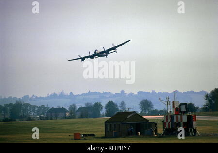 AJAXNETPHOTO. 1974. YEOVIL, England. - Luftschlacht um England MEMORIAL FLIGHT LANCASTER SCHWERER BOMBER MACHT EINEN LOW PASS ÜBER DIE RNAS FLUGPLATZ. Foto: Jonathan Eastland/AJAX REF: 300554212 3 Stockfoto