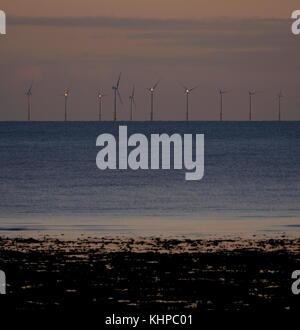 AJAXNETPHOTO. 2017. WORTHING, England. - Windpark - FADING LIGHT FÄNGE TURBINEN PUNKTIERUNG DER KANAL HORIZONT zwischen 8-16 Meilen vor der Küste IM NEUEN RAPUNZELN FELD. Foto: Jonathan Eastland/AJAX REF: GX 8171711 437 Stockfoto