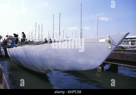 AJAXNETPHOTO.1986. SWANWICK, SOUTHAMPTON, ENGLAND. - AMERICA'S CUP 1986 - NEUER BRITISCHER 12M "THE HIPPO" WEISSER CRUSADER K-25 - ENTWORFEN VON DAVID HOLLOM, DER FÜR DEN AUSSTIEG IN A.H. MOODY MARINA AUF DEM HAMBLE IN SWANWICK VORBEREITET IST. FOTO: JONATHAN EASTLAND/AJAX. REF:863988 52 Stockfoto