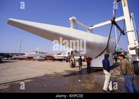 AJAXNETPHOTO.1986. SWANWICK, SOUTHAMPTON, ENGLAND. - AMERICA'S CUP 1986 - NEUER BRITISCHER 12M "THE HIPPO" WHITE CRUSADER K-25 - ENTWORFEN VON DAVID HOLLOM IM FAHRSTUHL IN A.H.MOODY'S YARD AM HAMBLE. FOTO: JONATHAN EASTLAND/AJAX. REF:863988 Stockfoto