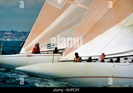 AJAXNETPHOTO. 8. OKT, 1986. FREMANTLE, WESTERN AUSTRALIA - AMERICA'S CUP - L-R, AMERICA II (USA) V WHITE CRUSADER K-24 (GB), ELIMINATION TRIALS. FOTO: AJAXNETPHOTO.COM REF: AMCUP86 81403 15 3 Stockfoto