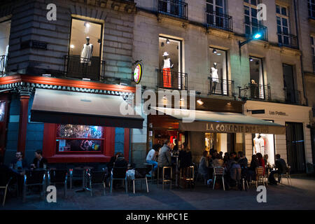 Bars und Restaurants Nachtatmosphäre in der Altstadt von Nantes, Loire Atlantique, Frankreich. Restaurant La Comedie des vins. Stockfoto