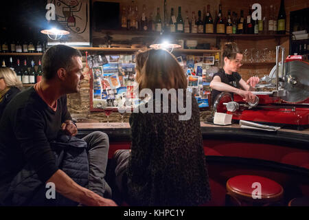 Bars und Restaurants Nachtatmosphäre in der Altstadt von Nantes, Loire Atlantique, Frankreich. Im Restaurant La Comedie des vins. Stockfoto