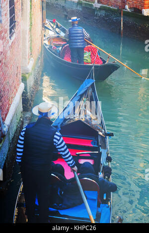 Venedig, Italien - 25. Februar 2017: Kanal in Venedig mit Gondeln und nicht identifizierte Personen. Venedig ist weltweit bekannt für die Schönheit seiner Einstellungen, eine Gleichheit Stockfoto