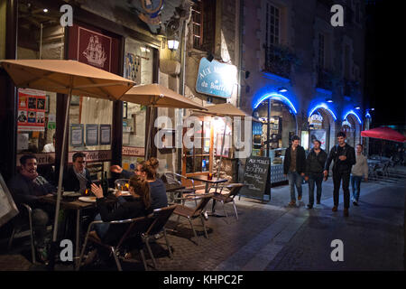 Bars und Restaurants Nacht Atmosphäre in der alten Stadt Stadt Nantes, Loire Atlantique, Frankreich. Aux moules du Bouffay Restaurant. Stockfoto