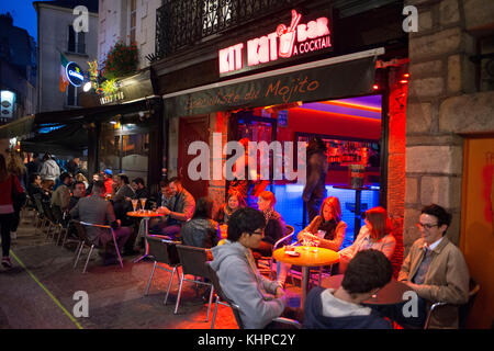 Bars und Restaurants Nachtatmosphäre in der Altstadt von Nantes, Loire Atlantique, Frankreich. Kit Kat Bar und Pub. Stockfoto