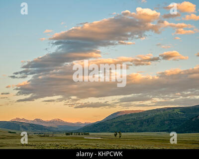 Sonnenuntergang Wolken über lamar Valley, Yellowstone National Park, Wyoming. Stockfoto