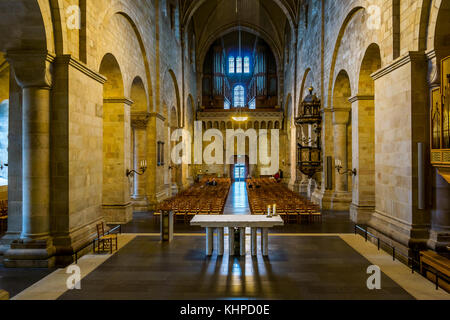 HDR-Foto, das Kirchenschiff der Kathedrale von Lund mit seinen steinernen Altar in der Mitte, ein blaues Licht ist von Westen kommend, Lund, Schweden, 29. August 2016 Stockfoto