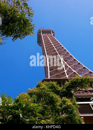 Der Eiffelturm von Quai Branly Stockfoto