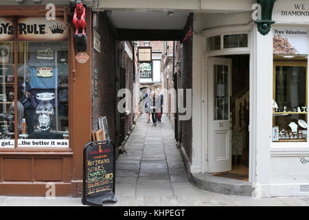 Die stonegate Ende/Hof (ehemals Langton Lane), eine "nickelway' im Zentrum von York. Stockfoto