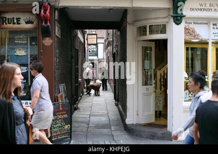 Das Stonegate End of Coffee Yard (ehemals Langton Lane), ein „Snickelway“ im Stadtzentrum von York. Stockfoto