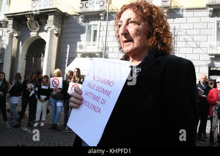 Neapel, Italien. 18 Nov, 2017. Ein Flash Mob gegen Gewalt Flash Mob gegen Gewalt gegen Frauen. In Foto einen Moment der flash-mob-Kredit: Salvatore esposito/Pacific Press/alamy leben Nachrichten Stockfoto