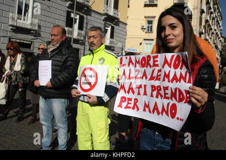 Neapel, Italien. 18 Nov, 2017. Ein Flash Mob gegen Gewalt Flash Mob gegen Gewalt gegen Frauen. In Foto einen Moment der flash-mob-Kredit: Salvatore esposito/Pacific Press/alamy leben Nachrichten Stockfoto