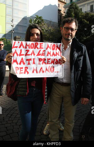 Neapel, Italien. 18 Nov, 2017. Ein Flash Mob gegen Gewalt Flash Mob gegen Gewalt gegen Frauen. In Foto einen Moment der flash-mob-Kredit: Salvatore esposito/Pacific Press/alamy leben Nachrichten Stockfoto