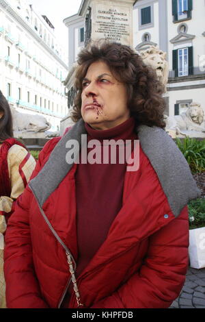 Neapel, Italien. 18 Nov, 2017. Ein Flash Mob gegen Gewalt Flash Mob gegen Gewalt gegen Frauen. In Foto einen Moment der flash-mob-Kredit: Salvatore esposito/Pacific Press/alamy leben Nachrichten Stockfoto