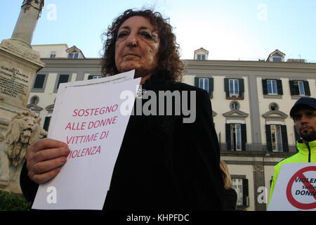 Neapel, Italien. 18 Nov, 2017. Ein Flash Mob gegen Gewalt Flash Mob gegen Gewalt gegen Frauen. In Foto einen Moment der flash-mob-Kredit: Salvatore esposito/Pacific Press/alamy leben Nachrichten Stockfoto