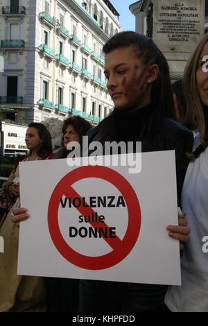 Neapel, Italien. 18 Nov, 2017. Ein Flash Mob gegen Gewalt Flash Mob gegen Gewalt gegen Frauen. In Foto einen Moment der flash-mob-Kredit: Salvatore esposito/Pacific Press/alamy leben Nachrichten Stockfoto