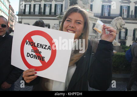 Neapel, Italien. 18 Nov, 2017. Ein Flash Mob gegen Gewalt Flash Mob gegen Gewalt gegen Frauen. In Foto einen Moment der flash-mob-Kredit: Salvatore esposito/Pacific Press/alamy leben Nachrichten Stockfoto