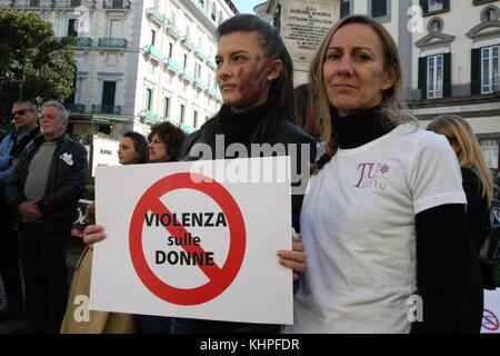 Neapel, Italien. 18 Nov, 2017. Ein Flash Mob gegen Gewalt Flash Mob gegen Gewalt gegen Frauen. In Foto einen Moment der flash-mob-Kredit: Salvatore esposito/Pacific Press/alamy leben Nachrichten Stockfoto