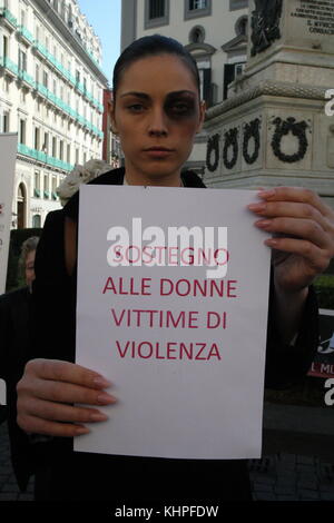 Neapel, Italien. 18 Nov, 2017. Ein Flash Mob gegen Gewalt Flash Mob gegen Gewalt gegen Frauen. In Foto einen Moment der flash-mob-Kredit: Salvatore esposito/Pacific Press/alamy leben Nachrichten Stockfoto